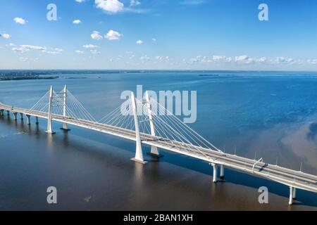 Vue sur la ville avec un grand pont suspendu par câble sur la vue aérienne de l'autoroute surélevée. Assaisonnement bleu vif Banque D'Images