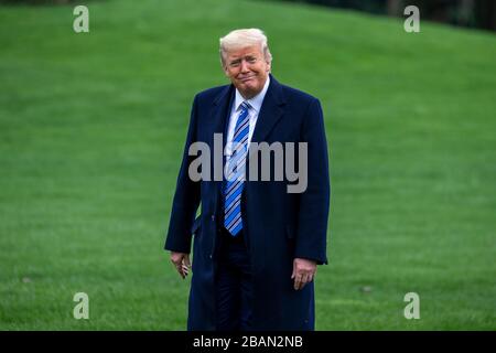 Washington, DC, États-Unis. 28 mars 2020. Le président américain Donald J. Trump se promène sur la pelouse sud de la Maison Blanche à Washington, DC, États-Unis, le samedi 28 mars 2020. Le président Donald Trump s'est rendu à la base navale de Norfolk pour envoyer le CONFORT de l'USNS à New York pour répondre à la propagation rapide du coronavirus.Credit: Tasos Katopodis/Pool via CNP | usage dans le monde crédit: dpa/Alay Live News Banque D'Images