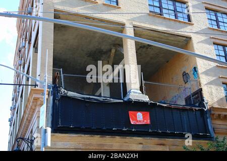 L'une des dernières sections restantes de High Line en dessous de la rue Gansevoort est intégrée à l'ancien bâtiment des laboratoires Bell entre Bethune et B. Banque D'Images