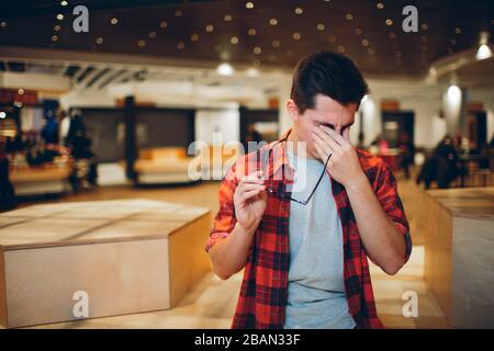 concept de personnes et de travail - homme fatigué avec des lunettes au bureau Banque D'Images