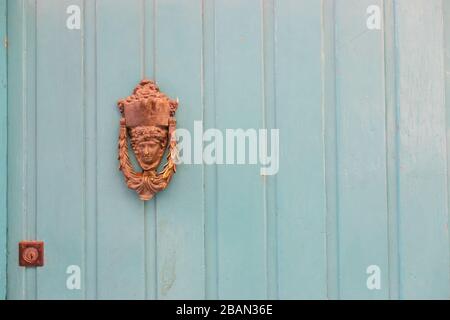 Knock métallique en grèce sur une porte bleue Banque D'Images