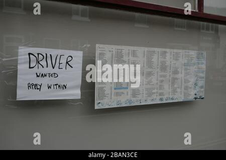Panneau « Delivery driver Wanted » sur la fenêtre chinoise du magasin à emporter pendant la pandémie de coronavirus COVID-19, Hunmanby, dans le North Yorkshire Banque D'Images