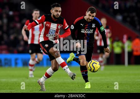 Sofiane Boufal de Southampton et James McArthur de Crystal Palace en action - Southampton / Crystal Palace, Premier League, St Mary's Stadium, Southampton, Royaume-Uni - 28 décembre 2019 usage éditorial seulement - les restrictions de DataCo s'appliquent Banque D'Images