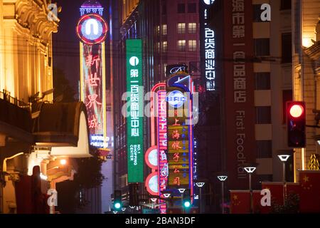 Les néons flamboyants de Nanjing Road à Shanghai, en Chine. Banque D'Images