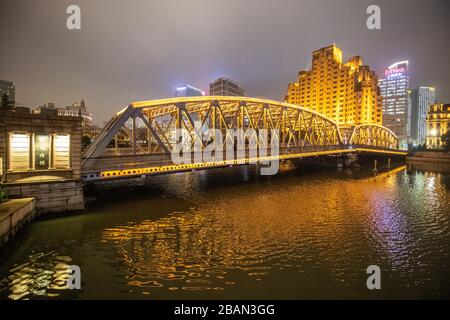 La lumière lumineuse du pont Waibaidu à Shanghai, en Chine, la nuit. Banque D'Images