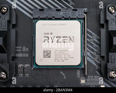 23 février 2020, Saint-Pétersbourg, Russie. Processeur AMD Ryzen 9 3 900 x dans la vue supérieure du socket  . Banque D'Images