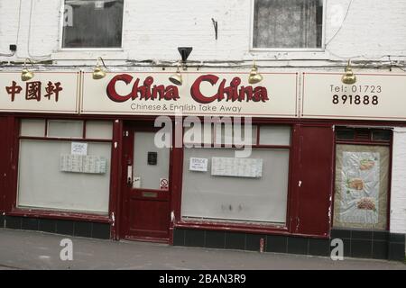 Panneau « Delivery driver Wanted » sur la fenêtre chinoise du magasin à emporter pendant la pandémie de coronavirus COVID-19, Hunmanby, dans le North Yorkshire Banque D'Images