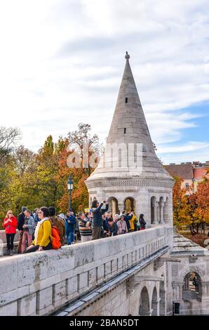 Budapest, Hongrie - 6 novembre 2019: Visites touristiques et photos de Fishermans Bastion dans la capitale hongroise. Construit dans un style néo-roman. Arbres en couleurs d'automne en arrière-plan. Banque D'Images