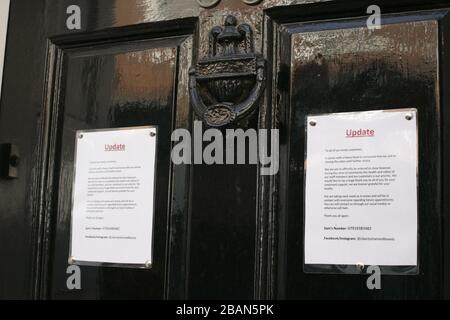 Avis aux clients de fermeture de magasins à la porte en raison de la pandémie de coronavirus COVID-19, Beverley, East Riding of Yorkshire Banque D'Images