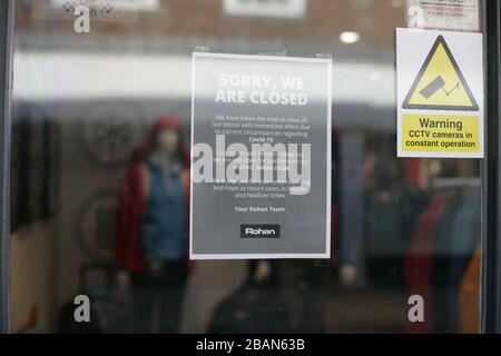 Avis aux clients de fermeture de magasins à la porte en raison de la pandémie de coronavirus COVID-19, Beverley, East Riding of Yorkshire Banque D'Images