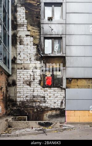 Mur brûlé du bâtiment administratif recouvert de placage en plastique et d'isolation minérale Banque D'Images