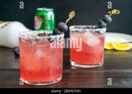 Bleuets à la noix de coco : cocktails à base de bleuets, de rhum à la noix de coco et de gingembre Banque D'Images