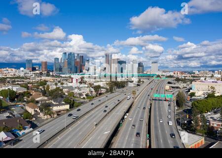 Vue aérienne sur le centre-ville de Los Angeles et 10 autoroutes Banque D'Images