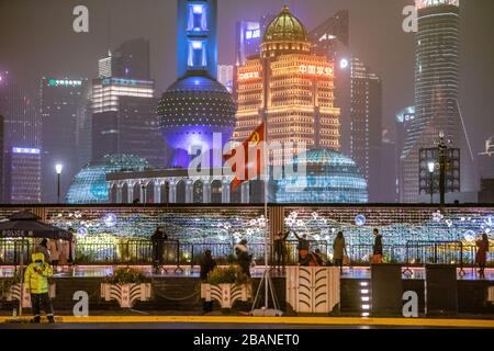 Drapeau chinois volant devant le paysage urbain lumineux de Shanghai, Chine. Banque D'Images