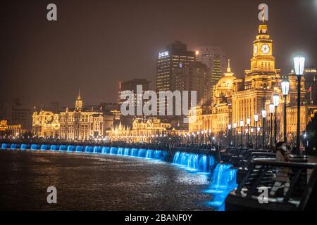 Des lumières changeantes sur l'eau soutenues par la lumière vive du Bund , Shanghai, Chine Banque D'Images