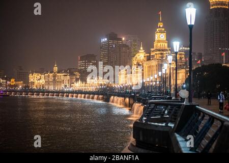 Les lumières lumineuses du Bund illuminent les environs , Shanghai, Chine Banque D'Images