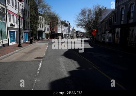 Washington, États-Unis. 27 mars 2020. Une vue générale montre l'avenue Wisconsin dans le quartier commerçant normalement animé de Georgetown à Washington, DC le 26 mars 2020 à Washington, DC. Les autorités locales ont décidé de fermer toutes les entreprises non essentielles du 25 mars au 24 avril pour lutter contre le Covid-19, le Coronavirus, l'éclosion et éviter sa propagation. (Photo d'Oliver Contreras/SIPA USA) crédit: SIPA USA/Alay Live News Banque D'Images