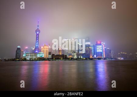 Le paysage urbain lumineux de Shanghai, Chine la nuit. Banque D'Images