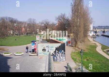 Un artiste chinois anonyme, qui se nomme Badiucao, lutte contre un État totalitaire qui a déjà rattrapé bon nombre de ses collègues, Banque D'Images