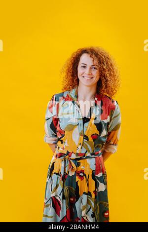 Portrait d'une jeune fille aux cheveux rouges dans un costume coloré Banque D'Images