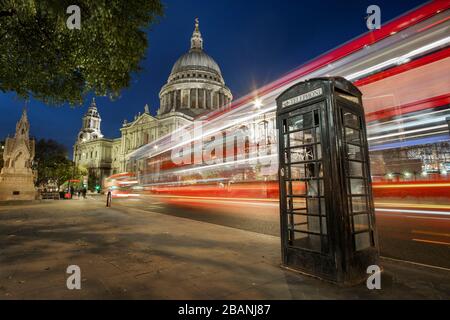 Essais de lumière de bus par la boîte de téléphone noire, St. Pauls, Londres Banque D'Images