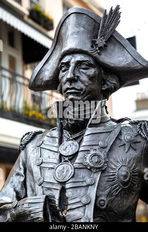 Statue de l'amiral Horatio Nelson de Lesley Pover devant la Trafalgar Tavern, Greenwich, Londres, Royaume-Uni Banque D'Images