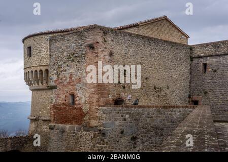 Machicoulation Medievale D Une Tour De Canon Soutenant Des Corbeaux D Un Combat A Travers Lesquels Des Pierres Ou D Autres Materiaux Tels Que L Eau Bouillante Ou La Cuisine Photo Stock Alamy