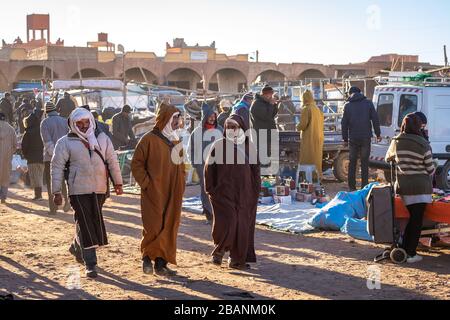 Le marché animé d'ait Ben Haddou, au Maroc Banque D'Images