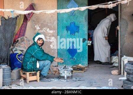 Le marché animé d'ait Ben Haddou, au Maroc Banque D'Images