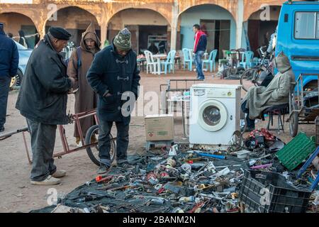 Le marché animé d'ait Ben Haddou, au Maroc Banque D'Images