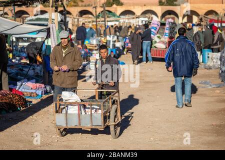 Le marché animé d'ait Ben Haddou, au Maroc Banque D'Images