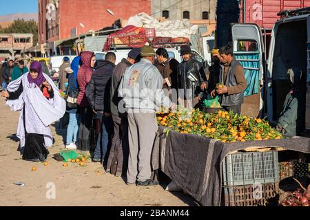 Le marché animé d'ait Ben Haddou, au Maroc Banque D'Images