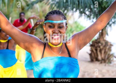 Des danseurs et des musiciens se produisent à Entebbe, en Ouganda Banque D'Images