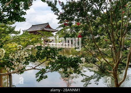 Vue sur l'étang idyllique de Kagami-ike à l'extérieur du temple de Todaiji, Nara, Japon Banque D'Images