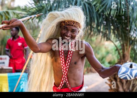 Des danseurs et des musiciens se produisent à Entebbe, en Ouganda Banque D'Images