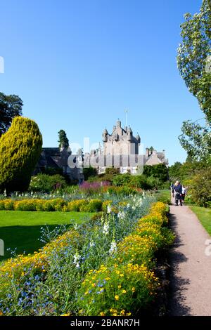 L'un des quatre jardins, le Flower Garden, bien nommé, baigne la tour du château de Cawdor au XVe siècle dans une couleur brillante. Siège familial Thane. Banque D'Images