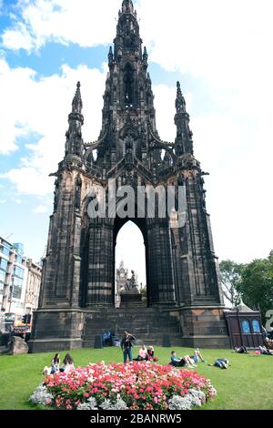 Suite à la mort de Sir Walter Scott en 1832, cette tour a été construite en son honneur dans Princes Street Garden, Édimbourg, Écosse. Banque D'Images