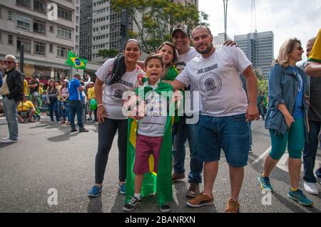 Sao Paulo, SP, Brésil, 2018/10/21, candidat à la présidence de démonstration, Jair Bolsonaro, sur la famille de partisans de l'avenue Paulista portant des t-shirts an Banque D'Images