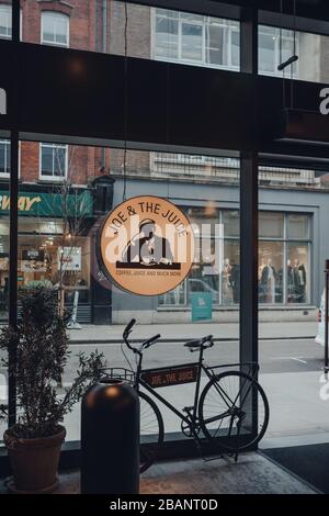 Londres, Royaume-Uni - 06 mars 2020: Vélo par le signe à l'intérieur de Joe & le café de jus à Soho, Londres. Joe et le jus est une chaîne de bars à jus et de cafés que j'ai Banque D'Images