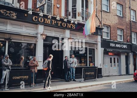 Londres, Royaume-Uni - 06 mars 2020: Façade du pub gay Comptons à Soho, une région de Londres célèbre pour les bars, restaurants et clubs LGBTQ+, les gens debout Banque D'Images