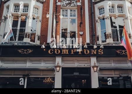 Londres, Royaume-Uni - 06 mars 2020 : façade du pub gay Comptons à Soho, un quartier de Londres célèbre pour les bars, restaurants et clubs LGBTQ+. Banque D'Images