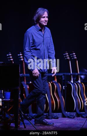 Savannah, États-Unis d'Amérique. 14 janvier 2016. SAVANNAH GA - 14 JANVIER: Jackson Brown se produit au Johnny Mercer Theatre le 14 janvier 2016 à Savannah, Géorgie personnes: Jackson Brown Credit: Storms Media Group/Alay Live News Banque D'Images