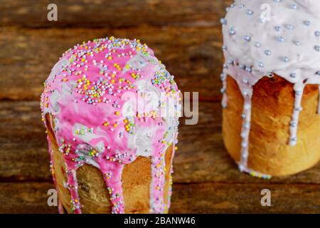 Délicieux gâteau de Pâques coloré en forme de saupoules pour la décoration traditionnelle de pâques Banque D'Images