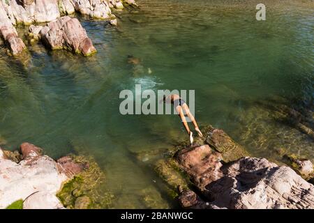 Garçon envahissant par la rivière, Derbent ou Derbend, région de Surxondaryo, Ouzbékistan, Asie centrale, Asie Banque D'Images