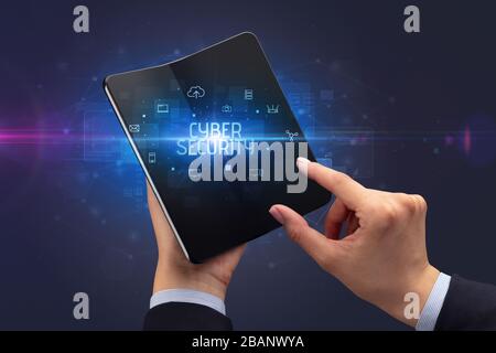 Businessman holding a smartphone pliable avec inscription DE CYBERSÉCURITÉ, cyber security concept Banque D'Images