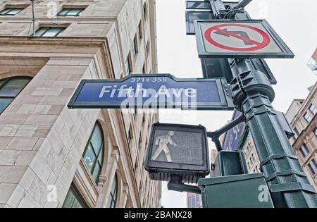 New York Manhattan Fifth Avenue panneaux de signalisation Banque D'Images