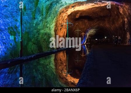 Nemocon, Cundinamarca / Colombie; 24 mars 2018: Miroir d'eau et de murs illuminés avec des lumières colorées à l'intérieur d'une mine de sel Banque D'Images