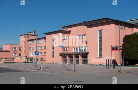 Luckenwalde, Allemagne. 24 mars 2020. L'entrée du Stadttheater (r) et du Friedrich-Ebert-Grundschule, qui est fermé avec des bars. Crédit: Soeren Stache/dpa-Zentralbild/ZB/dpa/Alay Live News