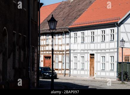 Luckenwalde, Allemagne. 24 mars 2020. Maisons à colombages dans la rue Baruther Straße. Crédit: Soeren Stache/dpa-Zentralbild/ZB/dpa/Alay Live News