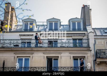 Paris, France. 28 mars 2020. Le violoncelliste Camilo Peralta joue le violoncelle sur son balcon à Paris, France, 28 mars 2020. La France est en verrouillage dans une tentative de contenir la propagation de la COVID-19. Crédit: Aurelien Morissard/Xinhua/Alay Live News Banque D'Images